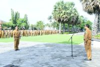 Sekda Kabupaten Sumenep Agus Dwi Saputra memberikan arahan kepada seluruh ASN saat Apel Gabungan di Halaman Kantor Bupati, Senin (02/03/2026)