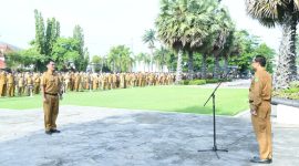 Sekda Kabupaten Sumenep Agus Dwi Saputra memberikan arahan kepada seluruh ASN saat Apel Gabungan di Halaman Kantor Bupati, Senin (02/03/2026)