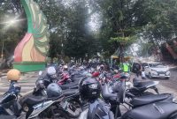 Puluhan sepeda motor tertata rapi di Taman Adipura Sumenep, diatur oleh tukang parkir yang tengah bertugas. Selama Festival Bazar Takjil Ramadan, mereka ikut merasakan berkah Ramadan dengan penghasilan Rp150–200 ribu per hari, sambil membantu menjaga ketertiban dan kebersihan area parkir.