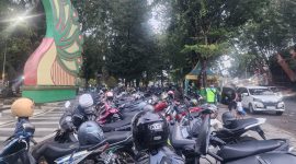 Puluhan sepeda motor tertata rapi di Taman Adipura Sumenep, diatur oleh tukang parkir yang tengah bertugas. Selama Festival Bazar Takjil Ramadan, mereka ikut merasakan berkah Ramadan dengan penghasilan Rp150–200 ribu per hari, sambil membantu menjaga ketertiban dan kebersihan area parkir.