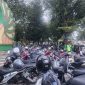 Puluhan sepeda motor tertata rapi di Taman Adipura Sumenep, diatur oleh tukang parkir yang tengah bertugas. Selama Festival Bazar Takjil Ramadan, mereka ikut merasakan berkah Ramadan dengan penghasilan Rp150–200 ribu per hari, sambil membantu menjaga ketertiban dan kebersihan area parkir.