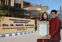 Keputusan dr. Erliyati M. Kes, Dirut RSUD Sumenep, mengejutkan banyak pihak. Di tengah keberhasilan RSUD yang terus meningkat, langkahnya memunculkan spekulasi sekaligus kekhawatiran akan kelangsungan pelayanan kesehatan di Sumenep.