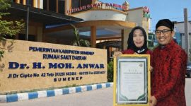 Keputusan dr. Erliyati M. Kes, Dirut RSUD Sumenep, mengejutkan banyak pihak. Di tengah keberhasilan RSUD yang terus meningkat, langkahnya memunculkan spekulasi sekaligus kekhawatiran akan kelangsungan pelayanan kesehatan di Sumenep.