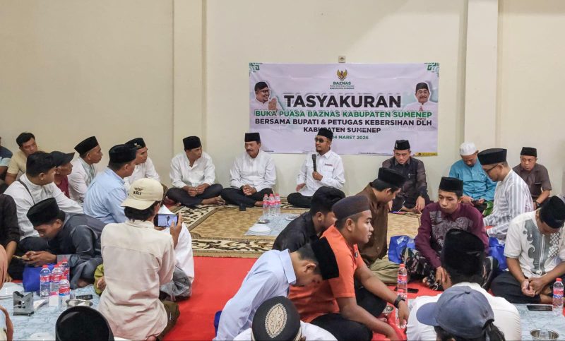 Ket Foto: Bupati Sumenep, Achmad Fauzi Wongsojudo, berbuka puasa bersama petugas kebersihan Dinas Lingkungan Hidup (DLH) di Kantor Baznas, Rabu (04/03/2026), sambil memberikan apresiasi atas dedikasi mereka menjaga kebersihan dan kenyamanan kota.