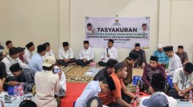 Keterangan Foto:
Bupati Sumenep Achmad Fauzi Wongsojudo berbuka puasa bersama para petugas kebersihan Dinas Lingkungan Hidup Kabupaten Sumenep di Kantor Badan Amil Zakat Nasional Kabupaten Sumenep, Rabu (04/03/2026), sebagai bentuk apresiasi dan kepedulian atas dedikasi mereka menjaga kebersihan kota selama ini.