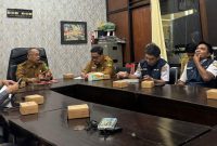 Rapat Koordinasi Persiapan Mudik Gratis — Pemerintah Kabupaten Sumenep menggelar rapat koordinasi lintas sektor di Ruang Rapat Asisten Ekonomi Pembangunan Setdakab Sumenep, Rabu (04/03/2026), guna mematangkan persiapan mudik gratis 2026. Fokus pembahasan meliputi kesiapan armada, keselamatan penumpang, antisipasi cuaca, serta penguatan koordinasi antarinstansi demi mudik yang aman, tertib, dan nyaman bagi masyarakat.