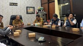Rapat Koordinasi Persiapan Mudik Gratis — Pemerintah Kabupaten Sumenep menggelar rapat koordinasi lintas sektor di Ruang Rapat Asisten Ekonomi Pembangunan Setdakab Sumenep, Rabu (04/03/2026), guna mematangkan persiapan mudik gratis 2026. Fokus pembahasan meliputi kesiapan armada, keselamatan penumpang, antisipasi cuaca, serta penguatan koordinasi antarinstansi demi mudik yang aman, tertib, dan nyaman bagi masyarakat.