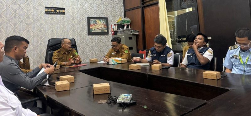 Rapat Koordinasi Persiapan Mudik Gratis — Pemerintah Kabupaten Sumenep menggelar rapat koordinasi lintas sektor di Ruang Rapat Asisten Ekonomi Pembangunan Setdakab Sumenep, Rabu (04/03/2026), guna mematangkan persiapan mudik gratis 2026. Fokus pembahasan meliputi kesiapan armada, keselamatan penumpang, antisipasi cuaca, serta penguatan koordinasi antarinstansi demi mudik yang aman, tertib, dan nyaman bagi masyarakat.