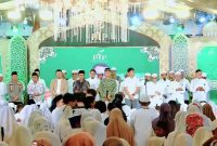 Founder Bani Insan Peduli (BIP) Ali Zainal Abidin bersama Bupati Pamekasan KH Kholilurrahman saat menghadiri kegiatan belanja gratis dan buka puasa bersama 3.000 anak yatim di Bakorwil IV Pamekasan