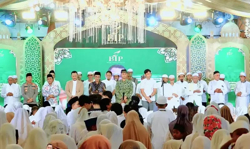 Founder Bani Insan Peduli (BIP) Ali Zainal Abidin bersama Bupati Pamekasan KH Kholilurrahman saat menghadiri kegiatan belanja gratis dan buka puasa bersama 3.000 anak yatim di Bakorwil IV Pamekasan