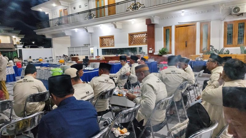 Ketua PKDI Madura Raya, Moh. Wijdan, saat menggelar acara buka puasa bersama para kepala desa se-Madura Raya di kediamannya di Desa Ketapang Daya, Kecamatan Ketapang, sebagai momentum mempererat silaturahmi dan persaudaraan antar kepala desa di bulan suci Ramadan.