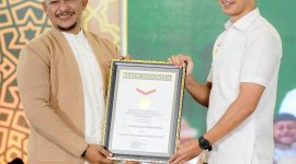Ket Foto: Founder Bani Insan Peduli, Ali Zainal Abidin, menerima penghargaan resmi dari Museum Rekor Dunia Indonesia (MURI) usai kegiatan buka puasa dan belanja gratis bagi 3.000 anak yatim di Gedung Bakorwil IV Pamekasan, Jumat (6/3/2026). Momen ini menegaskan komitmen BIP dalam kepedulian sosial dan tercatat sebagai program sosial terbesar di Kabupaten Pamekasan.