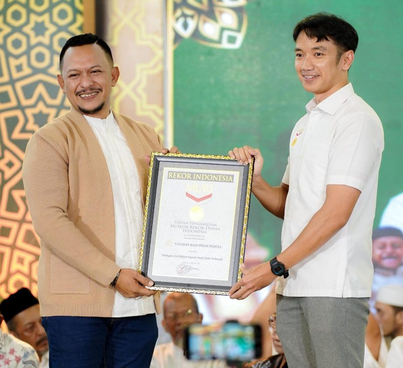 Ket Foto: Founder Bani Insan Peduli, Ali Zainal Abidin, menerima penghargaan resmi dari Museum Rekor Dunia Indonesia (MURI) usai kegiatan buka puasa dan belanja gratis bagi 3.000 anak yatim di Gedung Bakorwil IV Pamekasan, Jumat (6/3/2026). Momen ini menegaskan komitmen BIP dalam kepedulian sosial dan tercatat sebagai program sosial terbesar di Kabupaten Pamekasan.