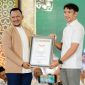Ket Foto: Founder Bani Insan Peduli, Ali Zainal Abidin, menerima penghargaan resmi dari Museum Rekor Dunia Indonesia (MURI) usai kegiatan buka puasa dan belanja gratis bagi 3.000 anak yatim di Gedung Bakorwil IV Pamekasan, Jumat (6/3/2026). Momen ini menegaskan komitmen BIP dalam kepedulian sosial dan tercatat sebagai program sosial terbesar di Kabupaten Pamekasan.