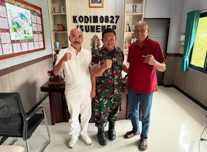 H. Ubaid Abdul Hayat, Ketua PKDI Sumenep, bersama Miskun Legiyono saat bersilaturahmi dengan Dandim Sumenep dalam rangka memperkuat sinergi dan mendukung kesuksesan program nasional Koperasi Desa Merah Putih (KDMP).