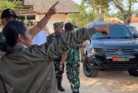 Pangdam Kodam V/Brawijaya, Rudy Saladin, meninjau langsung area EduFarming yang digagas Fauzi Mami Muda di Desa Matanair, Kecamatan Rubaru, Kabupaten Sumenep, Minggu (8/3/2026). Kunjungan tersebut menjadi bentuk apresiasi terhadap inovasi edukasi peternakan yang diharapkan mampu mendorong kemandirian pangan dan meningkatkan minat generasi muda di sektor peternakan.