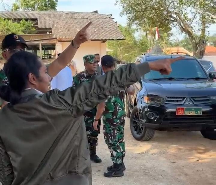 Pangdam Kodam V/Brawijaya, Rudy Saladin, meninjau langsung area EduFarming yang digagas Fauzi Mami Muda di Desa Matanair, Kecamatan Rubaru, Kabupaten Sumenep, Minggu (8/3/2026). Kunjungan tersebut menjadi bentuk apresiasi terhadap inovasi edukasi peternakan yang diharapkan mampu mendorong kemandirian pangan dan meningkatkan minat generasi muda di sektor peternakan.