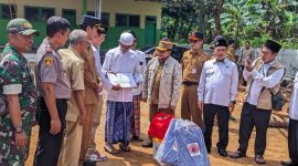 Keterangan Foto:
Wakil Bupati Sumenep, didampingi perwakilan Baznas, BPBD, dan Kemenag, meninjau langsung kondisi MI Hidayatul Muttaqin di Gapura Timur pasca bencana, Senin (9/3/2026). Kehadiran mereka menjadi simbol sinergi dan kepedulian pemerintah serta lembaga terkait untuk memulihkan fasilitas pendidikan, sekaligus menebar harapan bagi anak-anak yang terdampak.