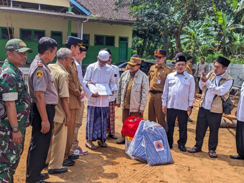 Keterangan Foto:
Wakil Bupati Sumenep, didampingi perwakilan Baznas, BPBD, dan Kemenag, meninjau langsung kondisi MI Hidayatul Muttaqin di Gapura Timur pasca bencana, Senin (9/3/2026). Kehadiran mereka menjadi simbol sinergi dan kepedulian pemerintah serta lembaga terkait untuk memulihkan fasilitas pendidikan, sekaligus menebar harapan bagi anak-anak yang terdampak.