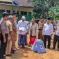 Keterangan Foto:
Wakil Bupati Sumenep, didampingi perwakilan Baznas, BPBD, dan Kemenag, meninjau langsung kondisi MI Hidayatul Muttaqin di Gapura Timur pasca bencana, Senin (9/3/2026). Kehadiran mereka menjadi simbol sinergi dan kepedulian pemerintah serta lembaga terkait untuk memulihkan fasilitas pendidikan, sekaligus menebar harapan bagi anak-anak yang terdampak.