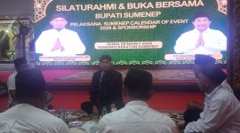 Bupati Sumenep, Achmad Fauzi Wongsojudo, berbincang hangat sambil tersenyum bersama para pelaksana dan sponsor Calendar of Event 2026 di Pendopo Agung Keraton Sumenep, Senin (9/3/2026), saat kegiatan buka puasa bersama. Momen ini menegaskan sinergi, apresiasi, dan kolaborasi semua pihak demi kesuksesan berbagai agenda daerah.