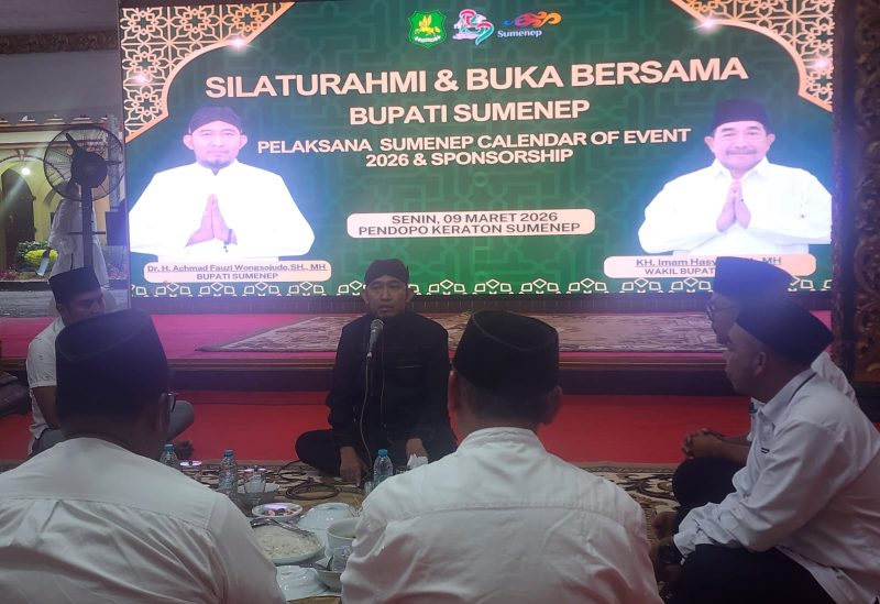Bupati Sumenep, Achmad Fauzi Wongsojudo, berbincang hangat sambil tersenyum bersama para pelaksana dan sponsor Calendar of Event 2026 di Pendopo Agung Keraton Sumenep, Senin (9/3/2026), saat kegiatan buka puasa bersama. Momen ini menegaskan sinergi, apresiasi, dan kolaborasi semua pihak demi kesuksesan berbagai agenda daerah.