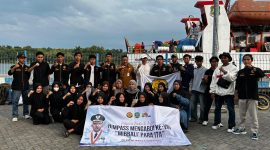 Plt Kepala Disperkimhub Sumenep, Achmad Zulkarnain, mewakili Bupati Dr. H. Achmad Fauzi Wongsojudo, secara resmi melepas mahasiswa HIMPASS Mengabdi ke-VIII sekaligus mudik gratis perdana Pemkab Sumenep melalui Kapal DBS III di Pelabuhan Kalianget, Selasa (10/3/2026).
