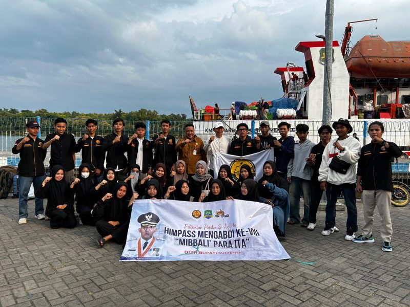 Plt Kepala Disperkimhub Sumenep, Achmad Zulkarnain, mewakili Bupati Dr. H. Achmad Fauzi Wongsojudo, secara resmi melepas mahasiswa HIMPASS Mengabdi ke-VIII sekaligus mudik gratis perdana Pemkab Sumenep melalui Kapal DBS III di Pelabuhan Kalianget, Selasa (10/3/2026).