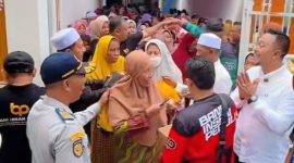 Founder BIP Foundation, Ali Zainal Abidin, saat menyapa dan menyerahkan bantuan kepada warga dalam aksi sosial Yayasan Bani Insan Peduli (BIP) yang dihadiri ribuan masyarakat, mulai dari kaum dhuafa, penyandang disabilitas, hingga pengemudi ojek online di kediaman ibundanya di Kabupaten Sumenep, Selasa (10/3/2026), menjelang Idul Fitri 1447 Hijriah.