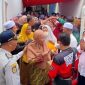 Founder BIP Foundation, Ali Zainal Abidin, saat menyapa dan menyerahkan bantuan kepada warga dalam aksi sosial Yayasan Bani Insan Peduli (BIP) yang dihadiri ribuan masyarakat, mulai dari kaum dhuafa, penyandang disabilitas, hingga pengemudi ojek online di kediaman ibundanya di Kabupaten Sumenep, Selasa (10/3/2026), menjelang Idul Fitri 1447 Hijriah.