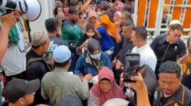 Ribuan kaum dhuafa, pengemudi ojek online, penyandang disabilitas, dan pasukan kebersihan memadati kediaman ibunda Founder BIP Foundation, Ali Zainal Abidin, di Kabupaten Sumenep saat mengikuti kegiatan sosial yang digelar Yayasan Bani Insan Peduli menjelang Idul Fitri 1447 Hijriah.