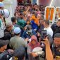 Ribuan kaum dhuafa, pengemudi ojek online, penyandang disabilitas, dan pasukan kebersihan memadati kediaman ibunda Founder BIP Foundation, Ali Zainal Abidin, di Kabupaten Sumenep saat mengikuti kegiatan sosial yang digelar Yayasan Bani Insan Peduli menjelang Idul Fitri 1447 Hijriah.