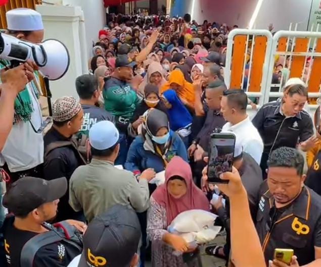 Ribuan kaum dhuafa, pengemudi ojek online, penyandang disabilitas, dan pasukan kebersihan memadati kediaman ibunda Founder BIP Foundation, Ali Zainal Abidin, di Kabupaten Sumenep saat mengikuti kegiatan sosial yang digelar Yayasan Bani Insan Peduli menjelang Idul Fitri 1447 Hijriah.