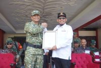 Bupati Sumenep Achmad Fauzi Wongsojudo bersama Danrem 084/Bhaskara Jaya Brigjen TNI Danny Alkadrie saat penutupan TMMD ke-127 di Sumenep. Program ini menghadirkan berbagai pembangunan fisik dan sosial bagi masyarakat pedesaan.