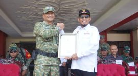 Bupati Sumenep Achmad Fauzi Wongsojudo bersama Danrem 084/Bhaskara Jaya Brigjen TNI Danny Alkadrie saat penutupan TMMD ke-127 di Sumenep. Program ini menghadirkan berbagai pembangunan fisik dan sosial bagi masyarakat pedesaan.