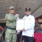 Bupati Sumenep Achmad Fauzi Wongsojudo bersama Danrem 084/Bhaskara Jaya Brigjen TNI Danny Alkadrie saat penutupan TMMD ke-127 di Sumenep. Program ini menghadirkan berbagai pembangunan fisik dan sosial bagi masyarakat pedesaan.