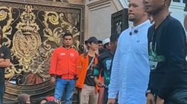 Keterangan Foto:
Bang Ali (Founder BIP Foundation) tampak meneteskan air mata haru saat menyaksikan antusiasme ribuan masyarakat, anak yatim, dan kaum dhuafa yang hadir dalam kegiatan berbagi yang digelar BIP, momen yang menjadi bukti bahwa kepedulian mampu menghadirkan kebahagiaan bagi banyak orang.