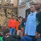 Keterangan Foto:
Bang Ali (Founder BIP Foundation) tampak meneteskan air mata haru saat menyaksikan antusiasme ribuan masyarakat, anak yatim, dan kaum dhuafa yang hadir dalam kegiatan berbagi yang digelar BIP, momen yang menjadi bukti bahwa kepedulian mampu menghadirkan kebahagiaan bagi banyak orang.