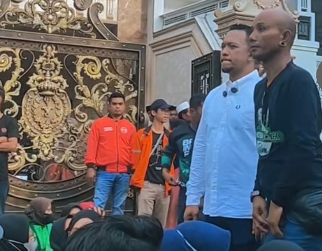 Keterangan Foto:
Bang Ali (Founder BIP Foundation) tampak meneteskan air mata haru saat menyaksikan antusiasme ribuan masyarakat, anak yatim, dan kaum dhuafa yang hadir dalam kegiatan berbagi yang digelar BIP, momen yang menjadi bukti bahwa kepedulian mampu menghadirkan kebahagiaan bagi banyak orang.