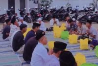 Suasana buka puasa bersama yang digelar Haswal Group di halaman gudang tembakau milik H. Nurul Gufron di Kecamatan Lenteng, Kabupaten Sumenep.