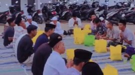 Suasana buka puasa bersama yang digelar Haswal Group di halaman gudang tembakau milik H. Nurul Gufron di Kecamatan Lenteng, Kabupaten Sumenep.