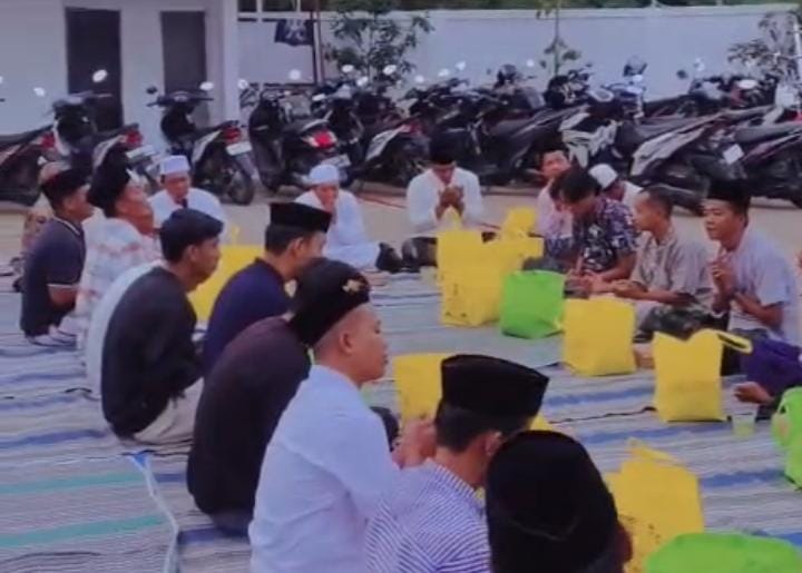 Suasana buka puasa bersama yang digelar Haswal Group di halaman gudang tembakau milik H. Nurul Gufron di Kecamatan Lenteng, Kabupaten Sumenep.