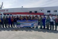 Keterangan Foto:
Asisten Perekonomian dan Pembangunan Setda Sumenep, Abdul Majid, bersama Plt Disperkimhub Sumenep, Achmad Dzulkarnain, melepas secara simbolis ratusan warga kepulauan dalam program mudik gratis gelombang kedua dari Pelabuhan Kalianget, Sumenep. Proses verifikasi data penumpang dilakukan ketat untuk memastikan keselamatan perjalanan laut.