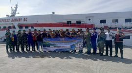 Keterangan Foto:
Asisten Perekonomian dan Pembangunan Setda Sumenep, Abdul Majid, bersama Plt Disperkimhub Sumenep, Achmad Dzulkarnain, melepas secara simbolis ratusan warga kepulauan dalam program mudik gratis gelombang kedua dari Pelabuhan Kalianget, Sumenep. Proses verifikasi data penumpang dilakukan ketat untuk memastikan keselamatan perjalanan laut.