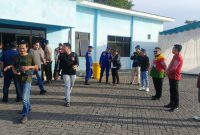 Ratusan penumpang bersiap di Pelabuhan Kalianget, Sumenep, Kamis (12/3/2026), saat gelombang kedua mudik gratis menggunakan Kapal Bahari Express. Petugas melakukan verifikasi ketat terhadap data manifest untuk memastikan keselamatan dan ketertiban perjalanan.