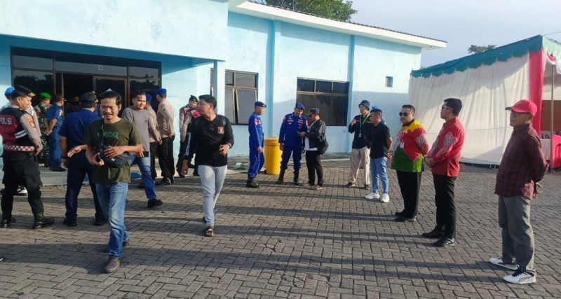 Ratusan penumpang bersiap di Pelabuhan Kalianget, Sumenep, Kamis (12/3/2026), saat gelombang kedua mudik gratis menggunakan Kapal Bahari Express. Petugas melakukan verifikasi ketat terhadap data manifest untuk memastikan keselamatan dan ketertiban perjalanan.