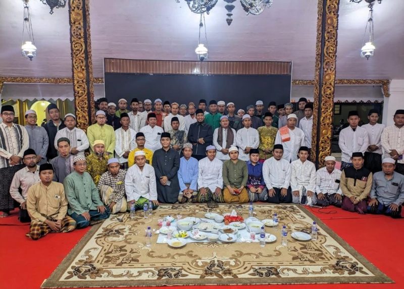Ket Foto: Suasana khotmil Qur’an mingguan di Pendopo Agung Keraton Sumenep, diikuti oleh jajaran OPD, tokoh agama, dan masyarakat, sebagai wujud penguatan nilai religius dan kebersamaan.