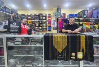 Muhammad Ravi, pemilik Toko Singa Raja, menyapa dan membantu pengunjung dengan pelayanan hangat, memastikan setiap pembeli pulang dengan senyum bahagia.