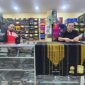 Muhammad Ravi, pemilik Toko Singa Raja, menyapa dan membantu pengunjung dengan pelayanan hangat, memastikan setiap pembeli pulang dengan senyum bahagia.