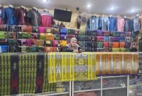 Koleksi lengkap dan pelayanan hangat membuat Toko Singa Raja menjadi tujuan utama masyarakat menjelang Idulfitri.